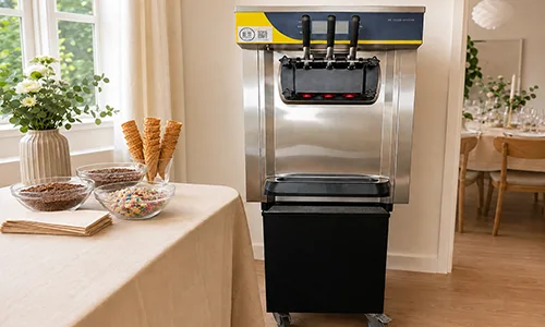Softicemaskine klar med vafler og drys på buffetbordet til festen