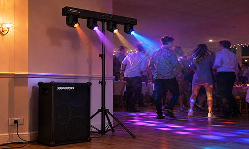 Soundboks og festlys på dansegulvet til fest